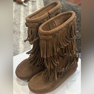 Minnetonka 3 Layer Fringe Boot milk chocolate Brown Size 4 kids retired color